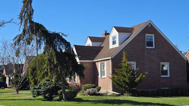 39 Lipton Lane, Williston Park, NY 11596