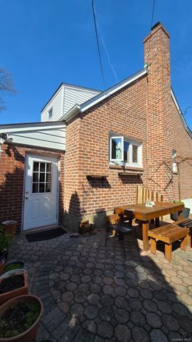 39 Lipton Lane, Williston Park, NY 11596