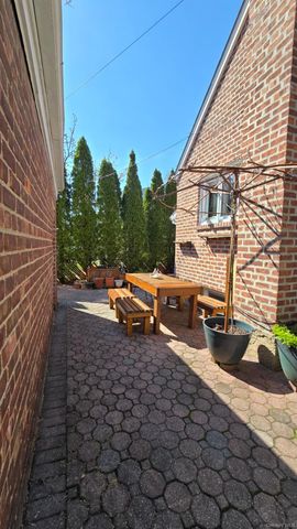 39 Lipton Lane, Williston Park, NY 11596