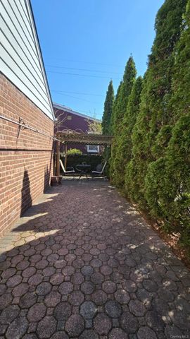 39 Lipton Lane, Williston Park, NY 11596