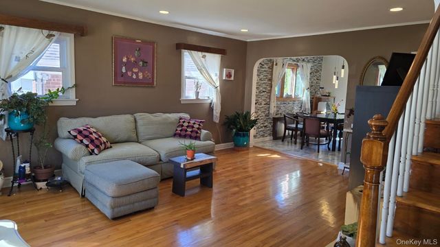 39 Lipton Lane, Williston Park, NY 11596