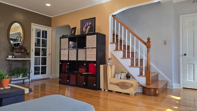 39 Lipton Lane, Williston Park, NY 11596