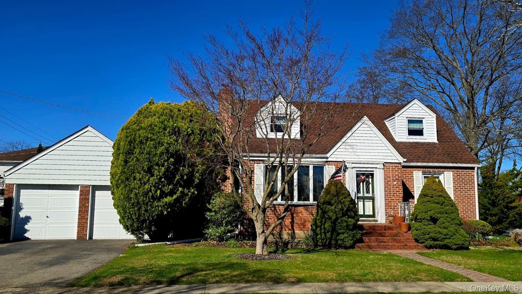 39 Lipton Lane, Williston Park, NY 11596