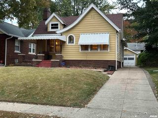 220 S DOUGLAS Avenue, Springfield, IL 62704