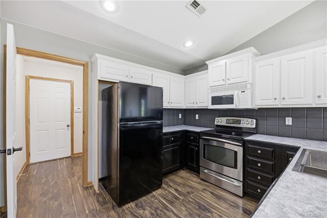 218 Hillside Drive, Baldwin City, KS 66006