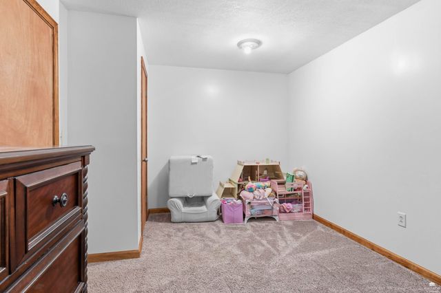 916 Meadowbrooke Lane, Junction City, KS 66441