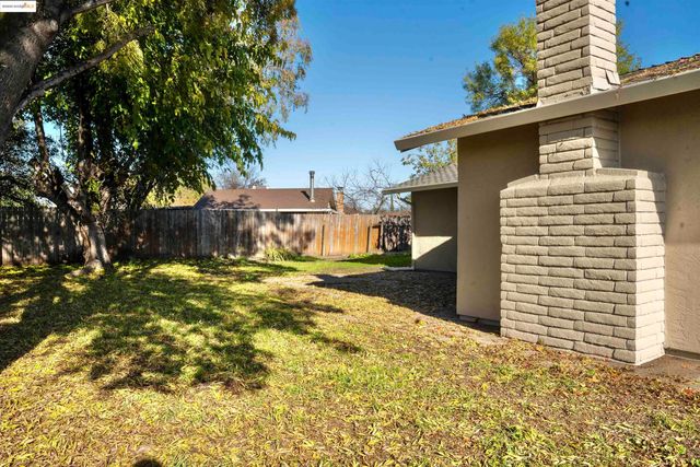 703 Prospector Dr, Stockton, CA 95210