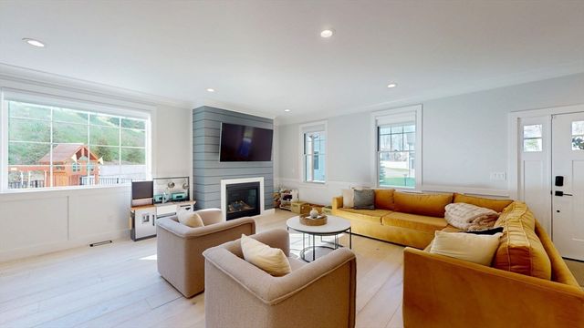 4 Lincoln Ct, Medfield, MA 02052