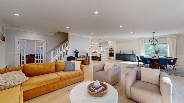 4 Lincoln Ct, Medfield, MA 02052