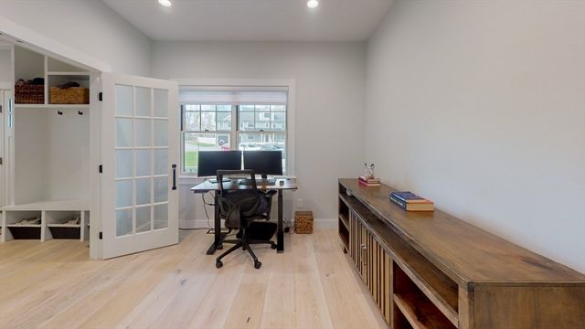 4 Lincoln Ct, Medfield, MA 02052