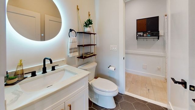 4 Lincoln Ct, Medfield, MA 02052