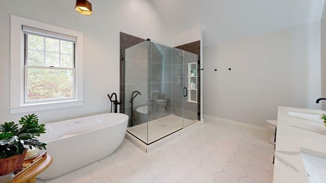 4 Lincoln Ct, Medfield, MA 02052