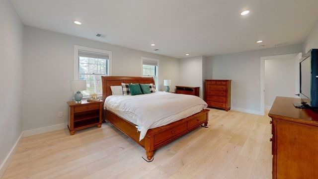 4 Lincoln Ct, Medfield, MA 02052