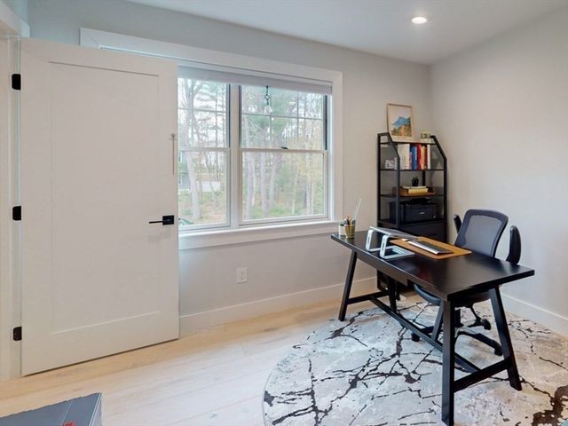 4 Lincoln Ct, Medfield, MA 02052