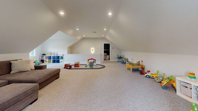 4 Lincoln Ct, Medfield, MA 02052
