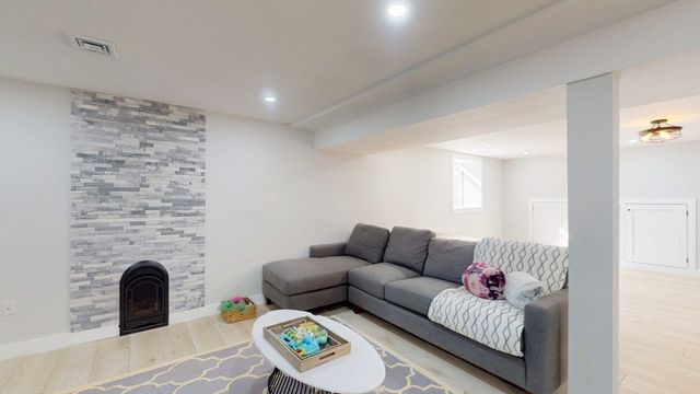 4 Lincoln Ct, Medfield, MA 02052