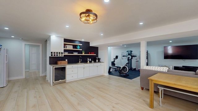 4 Lincoln Ct, Medfield, MA 02052