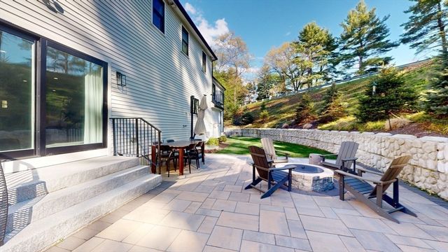 4 Lincoln Ct, Medfield, MA 02052