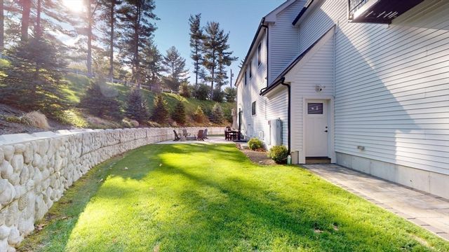 4 Lincoln Ct, Medfield, MA 02052