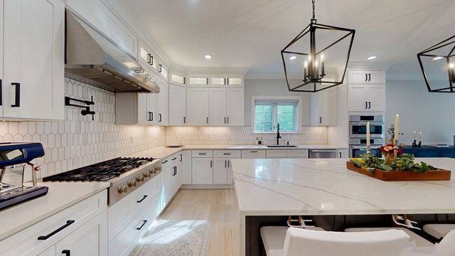 4 Lincoln Ct, Medfield, MA 02052