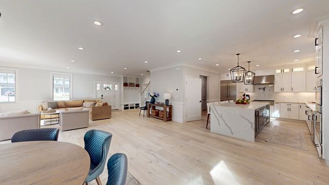 4 Lincoln Ct, Medfield, MA 02052