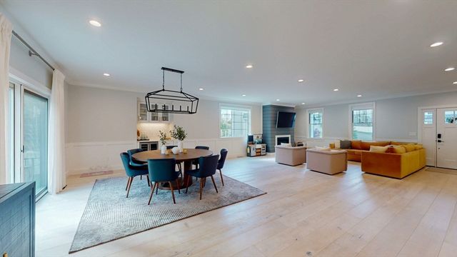 4 Lincoln Ct, Medfield, MA 02052