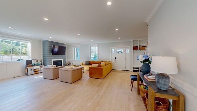 4 Lincoln Ct, Medfield, MA 02052