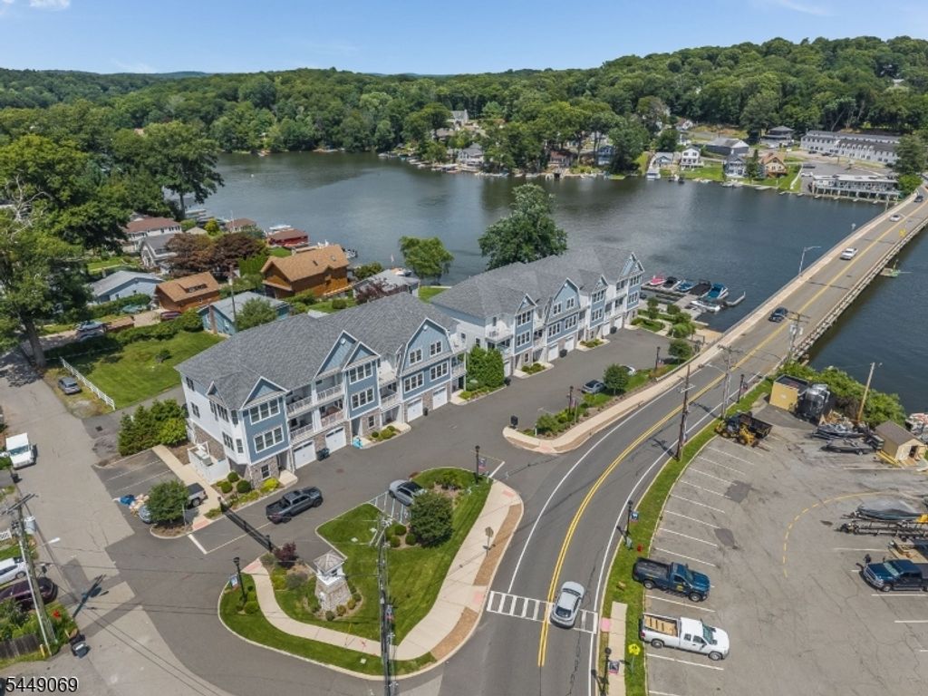 468 River Styx Rd 4, Hopatcong Boro, NJ 07843