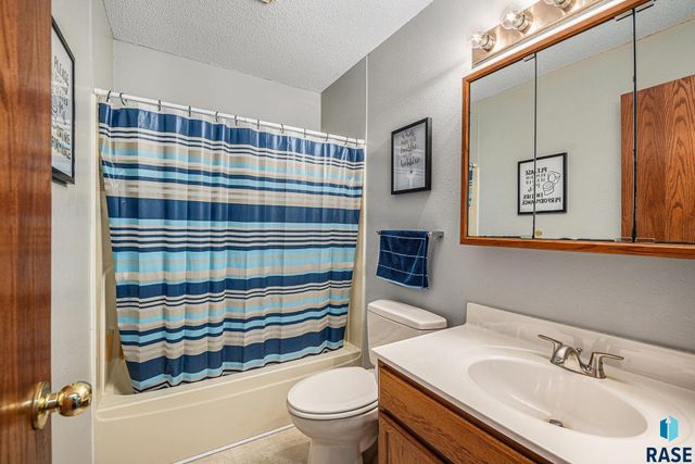 412 S Lincoln Ave Avenue, Madison, SD 57042