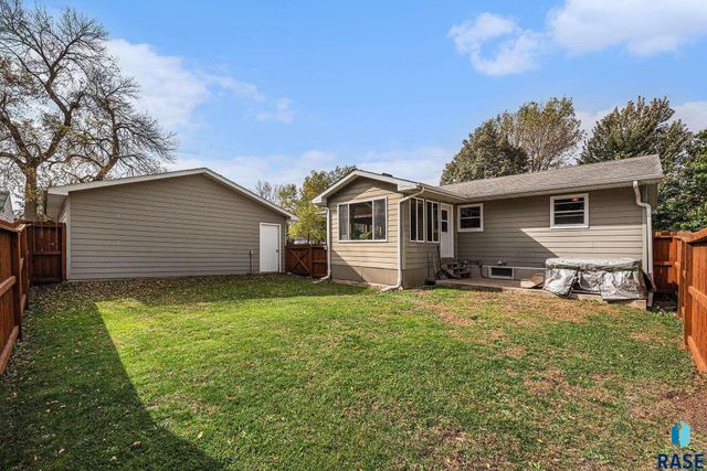 412 S Lincoln Ave Avenue, Madison, SD 57042
