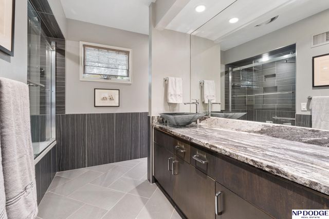 9323 Oak Street, Omaha, NE 68124