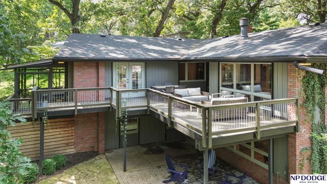 9323 Oak Street, Omaha, NE 68124