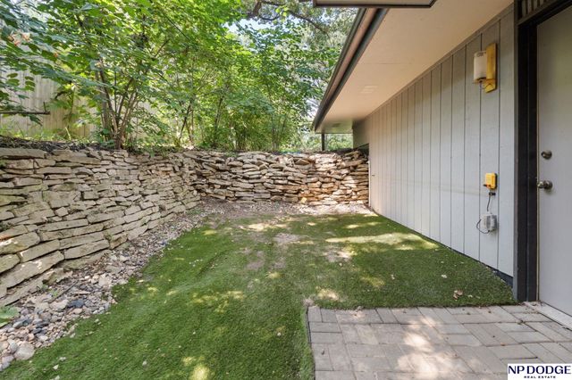9323 Oak Street, Omaha, NE 68124