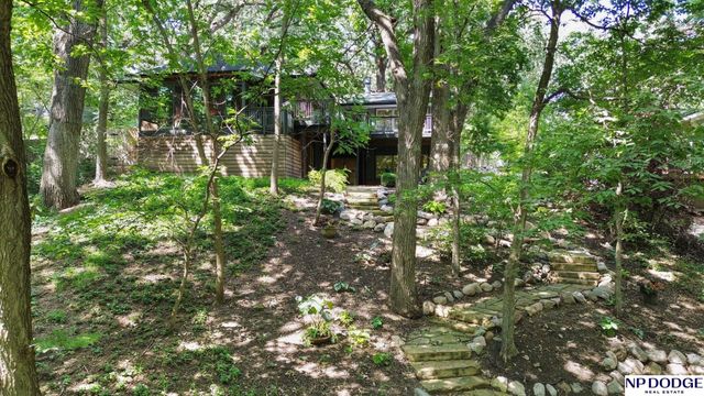 9323 Oak Street, Omaha, NE 68124