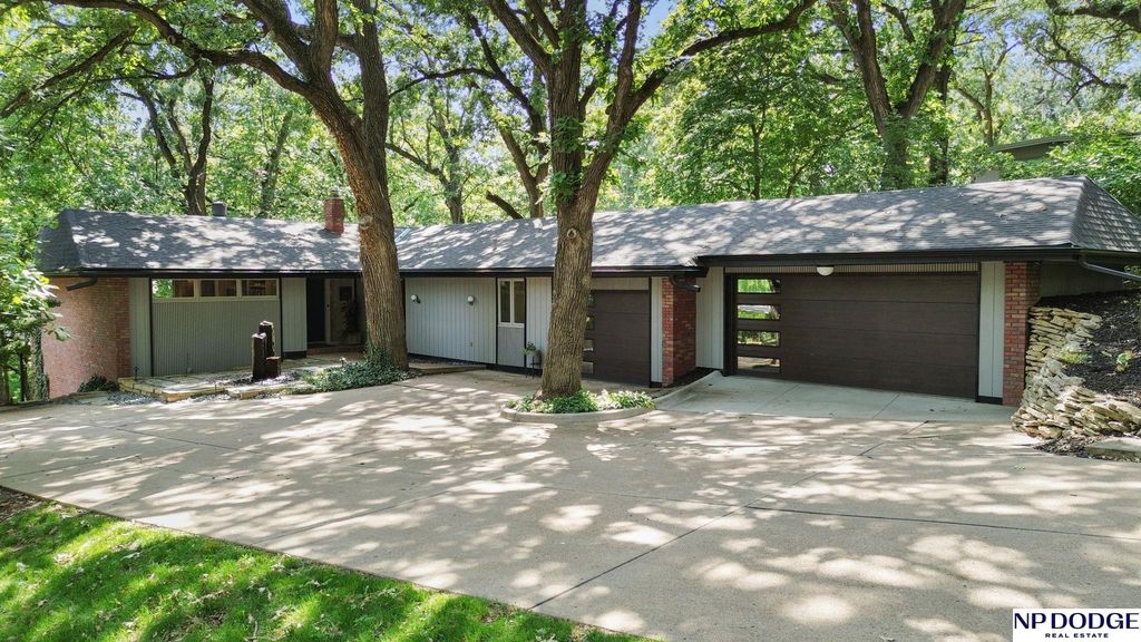 9323 Oak Street, Omaha, NE 68124