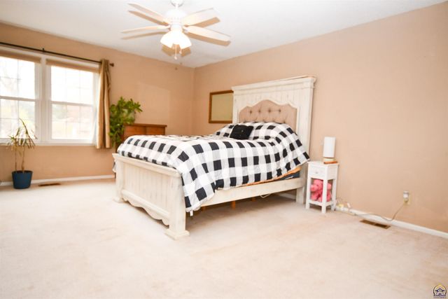 715 NW 35th ST, Topeka, KS 66617