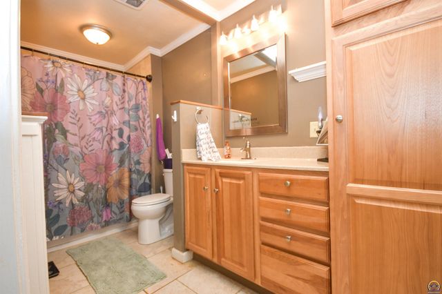 715 NW 35th ST, Topeka, KS 66617