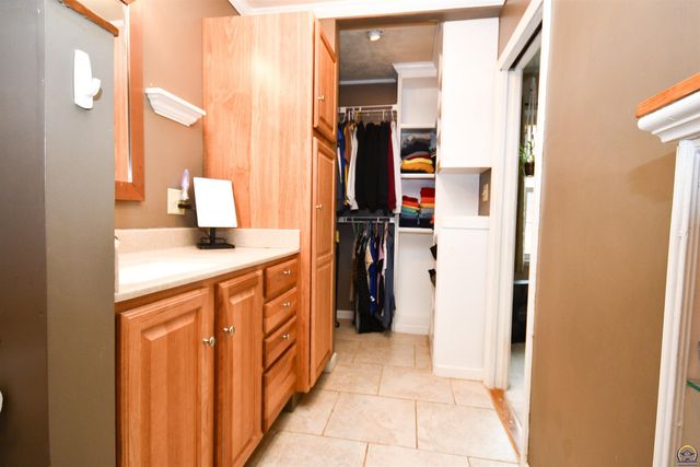 715 NW 35th ST, Topeka, KS 66617