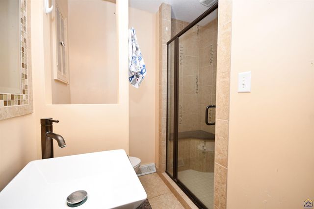 715 NW 35th ST, Topeka, KS 66617