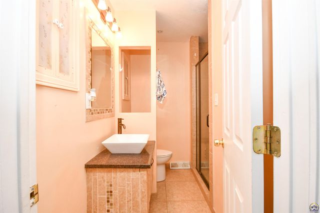 715 NW 35th ST, Topeka, KS 66617