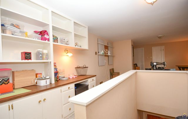 715 NW 35th ST, Topeka, KS 66617