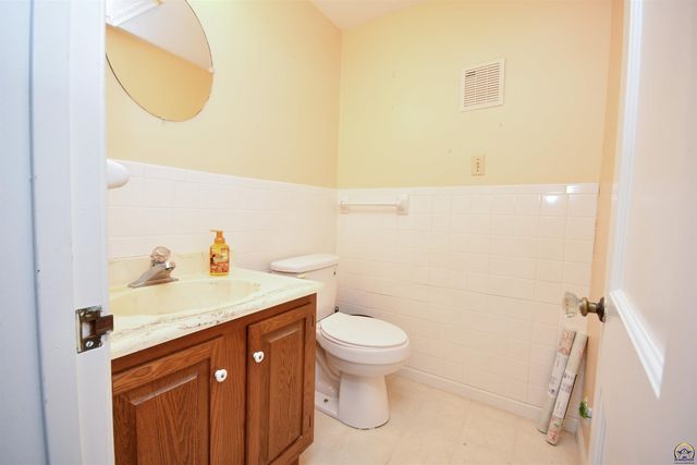 715 NW 35th ST, Topeka, KS 66617