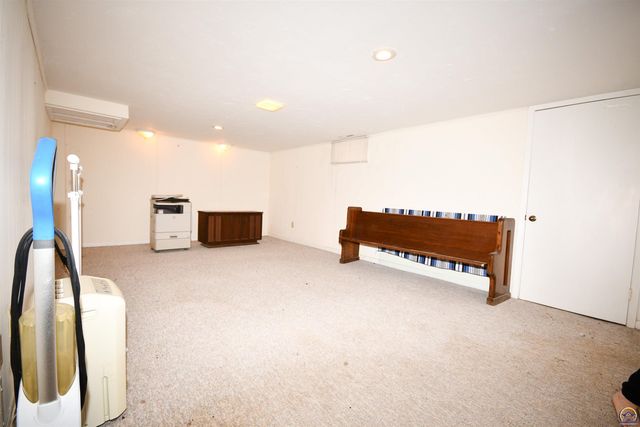 715 NW 35th ST, Topeka, KS 66617