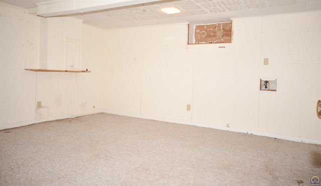 715 NW 35th ST, Topeka, KS 66617