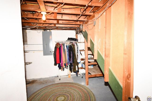 715 NW 35th ST, Topeka, KS 66617