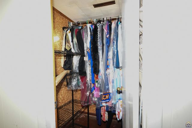 715 NW 35th ST, Topeka, KS 66617