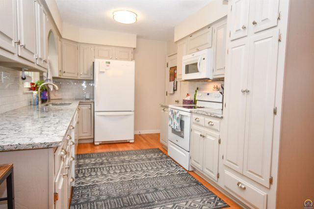 715 NW 35th ST, Topeka, KS 66617