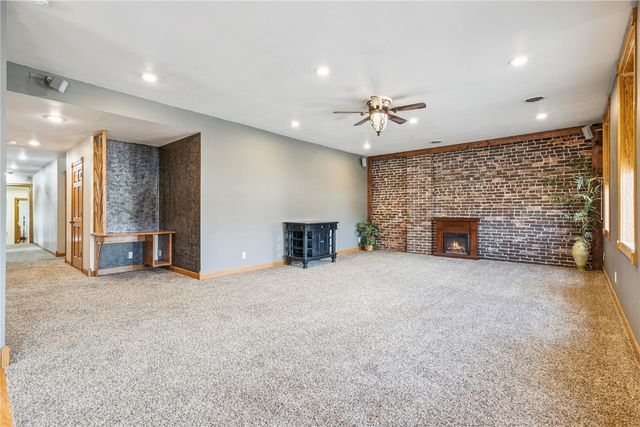 511 1st Ave, Vinton, IA 52349