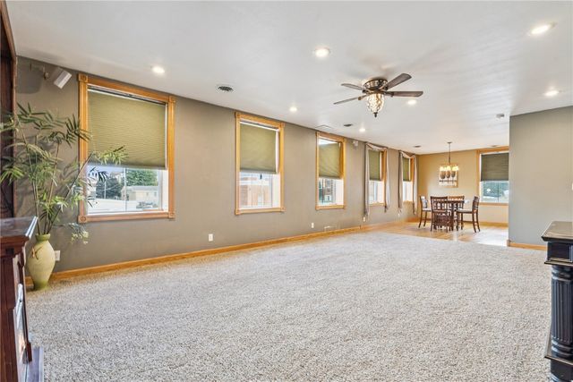 511 1st Ave, Vinton, IA 52349