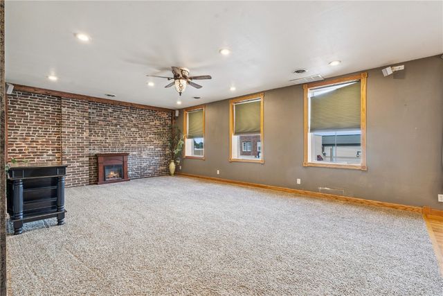 511 1st Ave, Vinton, IA 52349